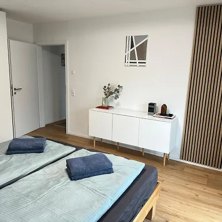 Lägenhet Top-wohnung Mit Balkon & Privatem Eingang - Garage - 3 Min Zur S-bahn - Naehe Messe Stuttgart & Daimler - Ideal Fuer Geschaeftsreisende, Familien & Projektteams *