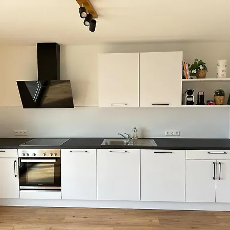 Lägenhet Top-wohnung Mit Balkon & Privatem Eingang - Garage - 3 Min Zur S-bahn - Naehe Messe Stuttgart & Daimler - Ideal Fuer Geschaeftsreisende, Familien & Projektteams *